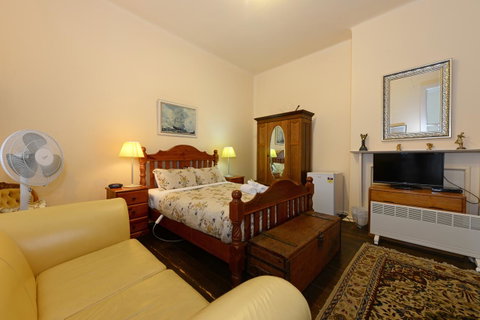 Edinburgh Gallery Bed & Breakfast - VIC Tourism 41