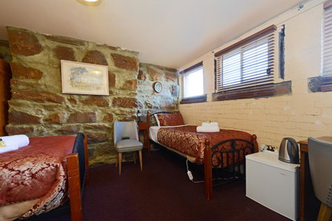 Edinburgh Gallery Bed & Breakfast - VIC Tourism 9