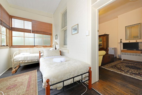 Edinburgh Gallery Bed & Breakfast - VIC Tourism 39