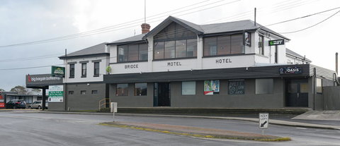 Bridge Hotel - VIC Tourism 0
