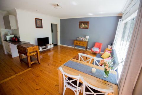 Flora Hill Creek Views - VIC Tourism 0