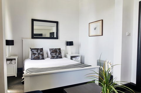 The Royal Hotel Mornington - VIC Tourism 0