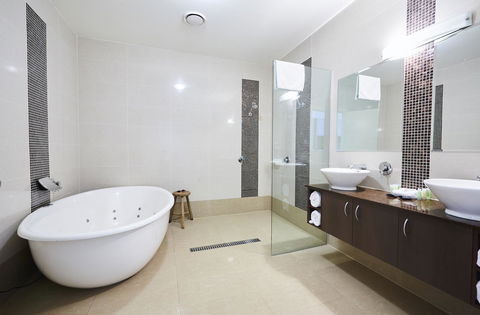 Mornington Hotel - VIC Tourism 1