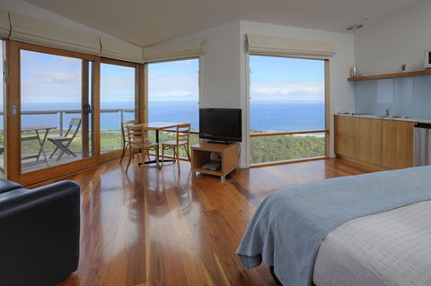 Chris\'s Beacon Point Restaurant & Villas - VIC Tourism 2