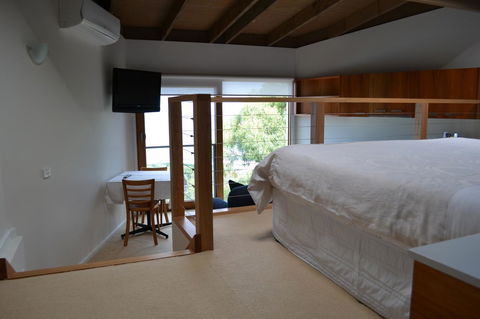 Chris\'s Beacon Point Restaurant & Villas - VIC Tourism 9