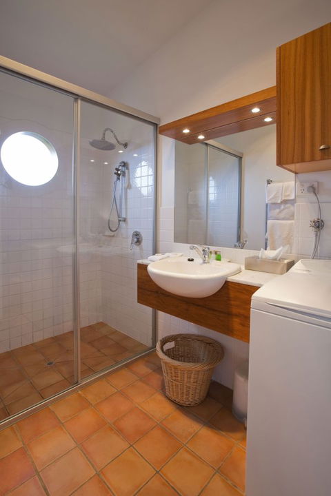 Chris\'s Beacon Point Restaurant & Villas - VIC Tourism 6