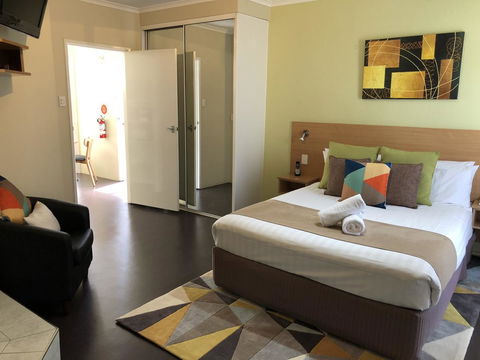 Ciloms Airport Lodge - VIC Tourism 2