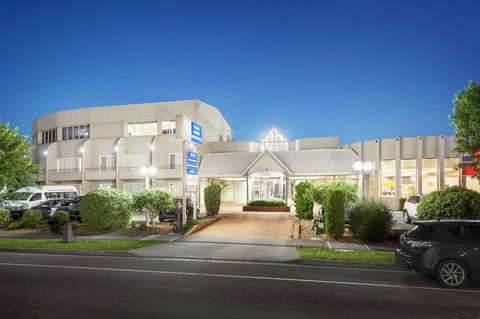 Ciloms Airport Lodge - VIC Tourism 0