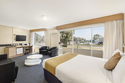 Ciloms Airport Lodge - VIC Tourism 6