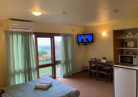 Mountain Creek Motel Bar & Restaurant - VIC Tourism 35