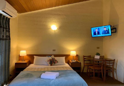 Mountain Creek Motel Bar & Restaurant - VIC Tourism 24