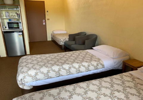 Mountain Creek Motel Bar & Restaurant - VIC Tourism 30