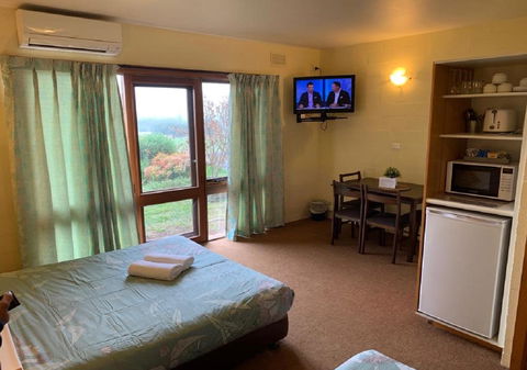 Mountain Creek Motel Bar & Restaurant - VIC Tourism 33