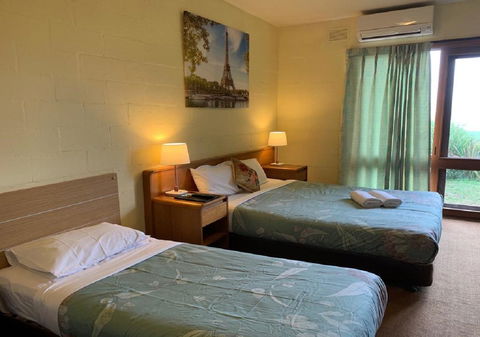 Mountain Creek Motel Bar & Restaurant - VIC Tourism 32