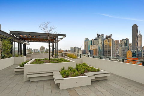 The Eminence Apartments By CLLIX - VIC Tourism 6