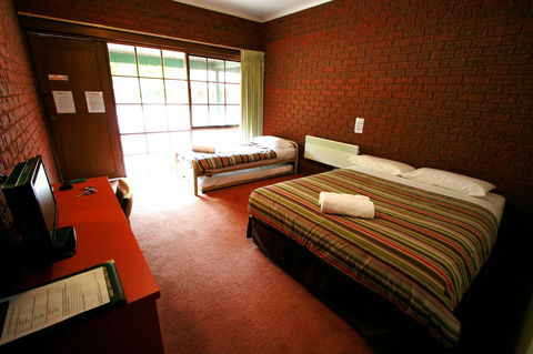 The Harrietville Snowline Hotel - VIC Tourism 7