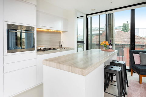 Modern Apartment In The Heart Of St Kilda - VIC Tourism 8