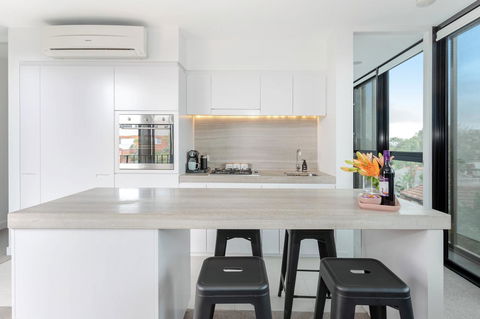 Modern Apartment In The Heart Of St Kilda - VIC Tourism 0