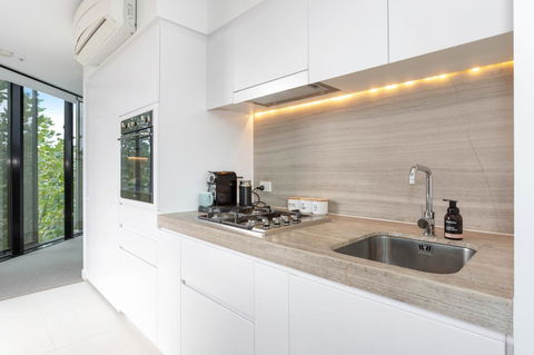Modern Apartment In The Heart Of St Kilda - VIC Tourism 5