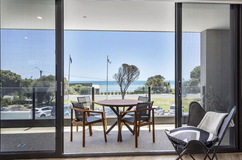 Blairgowrie Apartment 1 - On The Beach - VIC Tourism 0