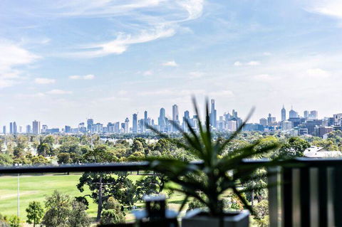 Complete Host Halo Apartments - VIC Tourism 0