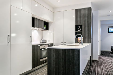 Complete Host Halo Apartments - VIC Tourism 19