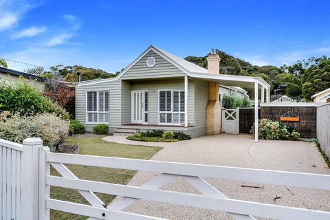 Cute Cottage On Cain - Beach At End Of Street - VIC Tourism 0