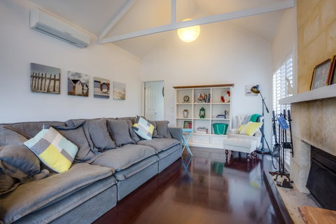 Cute Cottage On Cain - Beach At End Of Street - VIC Tourism 5