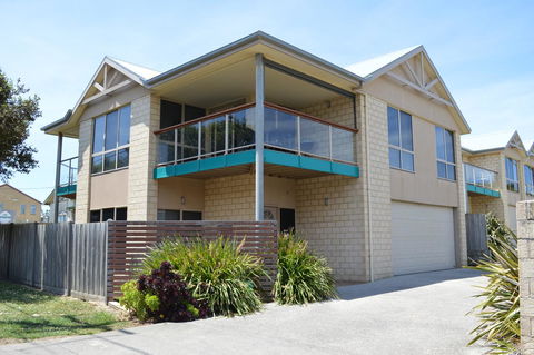 Ocean View Beach House - VIC Tourism 0