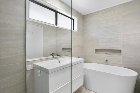 Fairhills - NEW LISTING, Beautifully Styled - VIC Tourism 7