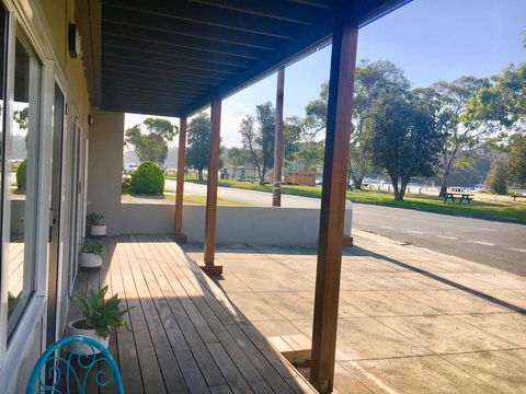 The Wheelhouse - 2BR Waterfront Apt In Town - VIC Tourism 17