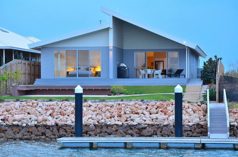 The Carnarvon Luxury Canal Home - VIC Tourism 0