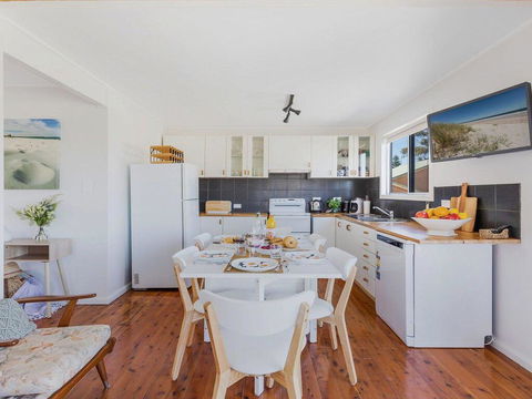 The Chalet At Callala Beach - Beach House Character - VIC Tourism 1
