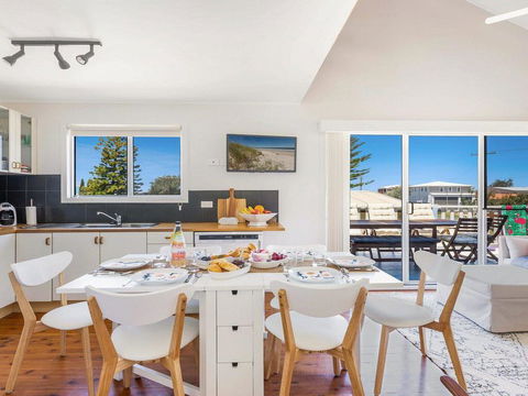 The Chalet At Callala Beach - Beach House Character - VIC Tourism 3