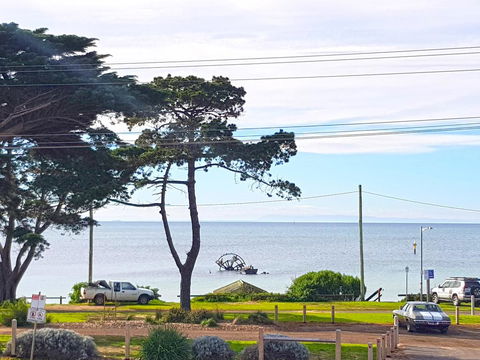 The Esplanade Holiday Home - VIC Tourism 0