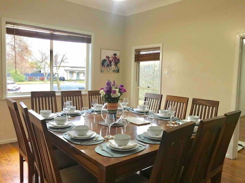 The Entertainer - Downtown Orange, Sleeps 11 - VIC Tourism 0