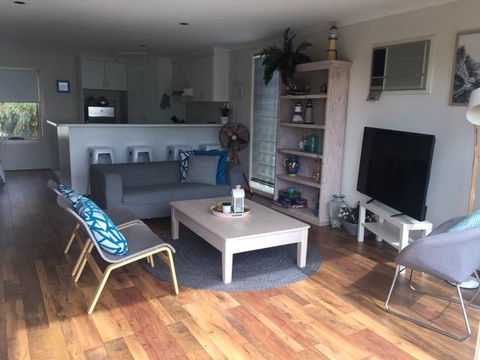 The Esplanade Holiday Home - VIC Tourism 3