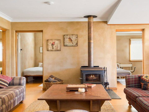 The Farmhouse - Grape Vines And Rolling Green Hills - VIC Tourism 2