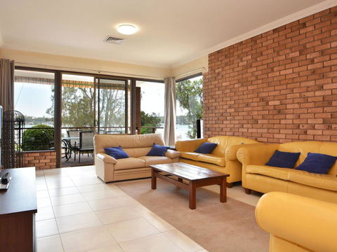The House On The Lake @ Fishing Point, Lake Macquarie - Honestly Put The Line In And Catch Fish - VIC Tourism 3