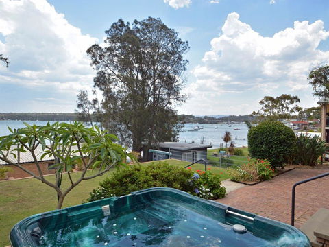The House On The Lake @ Fishing Point, Lake Macquarie - Honestly Put The Line In And Catch Fish - VIC Tourism 1