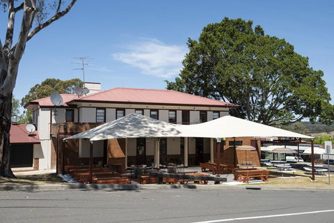 The Oaks Hotel - VIC Tourism 0