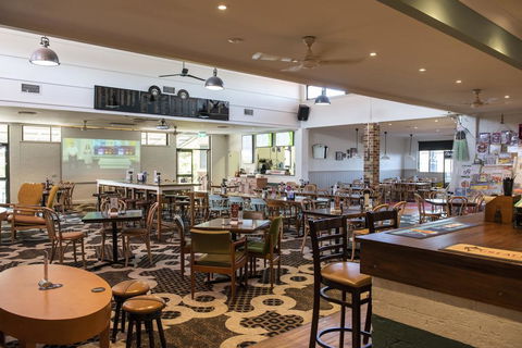 The Oaks Hotel - VIC Tourism 1