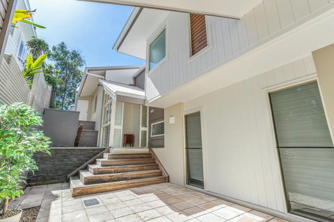 The Peachy Life, Sunshine Beach - VIC Tourism 1