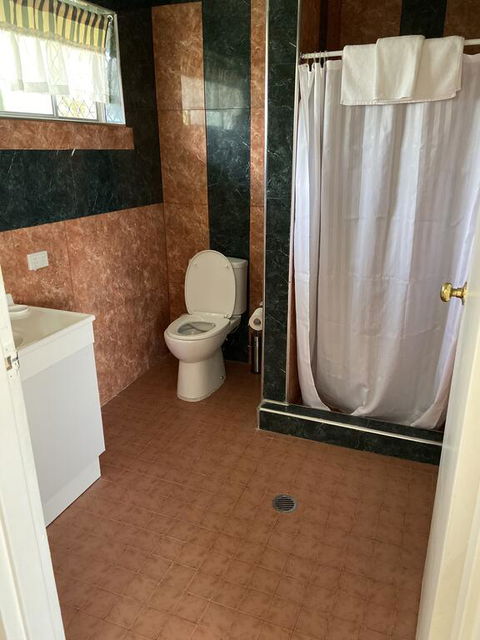 THE QUEENSLANDER MOTEL - VIC Tourism 1