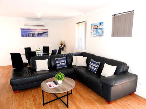 The Royal Dolphin Holiday Home - VIC Tourism 0