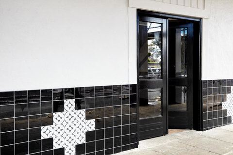 The Royal Hotel, Drouin - VIC Tourism 3