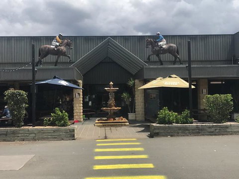 The Sportsman's Hotel - VIC Tourism 0