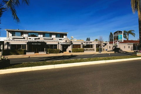 The Town House Motor Inn - VIC Tourism 1