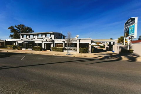 The Town House Motor Inn - VIC Tourism 0