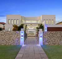 The White House GC Waterfront Home Cinema Jacuzzi Heated Pool - VIC Tourism